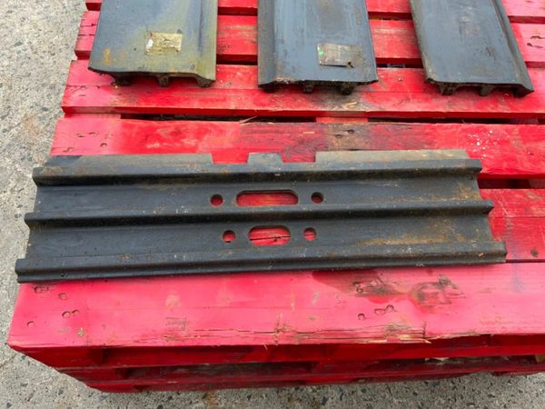 UNUSED HITACHI 700mm TRACK PADS.....2054040. 377211034