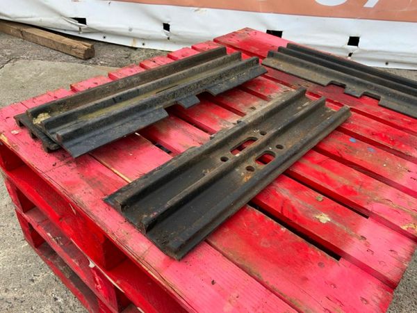 UNUSED HITACHI 700mm TRACK PADS.....2054040. 377211035