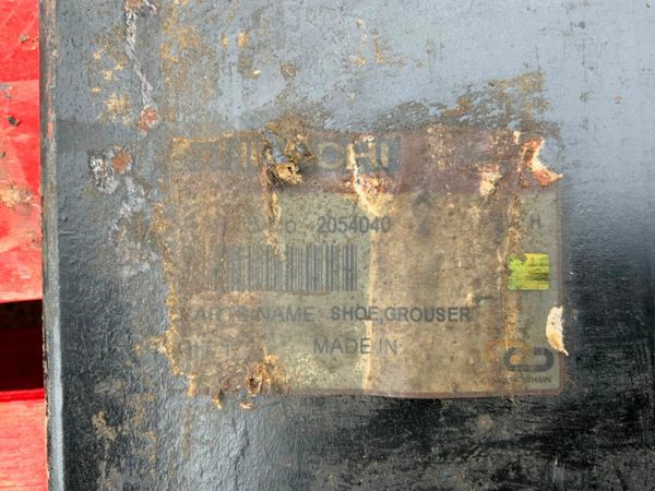 UNUSED HITACHI 700mm TRACK PADS.....2054040. 377211036