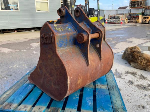 30" GEITH DIGGING BUCKET....45mm PINS....982-30. 377211363