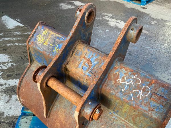 30" GEITH DIGGING BUCKET....45mm PINS....982-30. 377211367