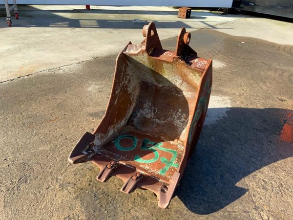 24" DIGGING BUCKET...45mm PINS.........057. 377211311