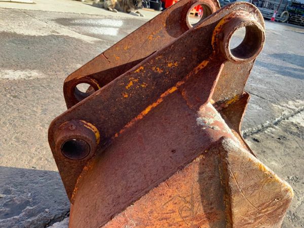 24" DIGGING BUCKET...45mm PINS.........057. 377211316