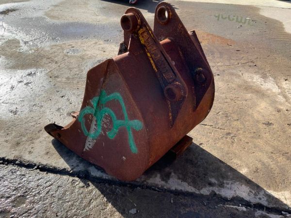 24" DIGGING BUCKET...45mm PINS.........057. 377211319