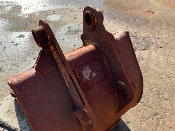 24" DIGGING BUCKET...45mm PINS.........057. 377211320