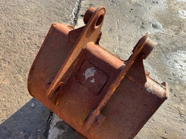 24" DIGGING BUCKET...45mm PINS.........057. 377211321