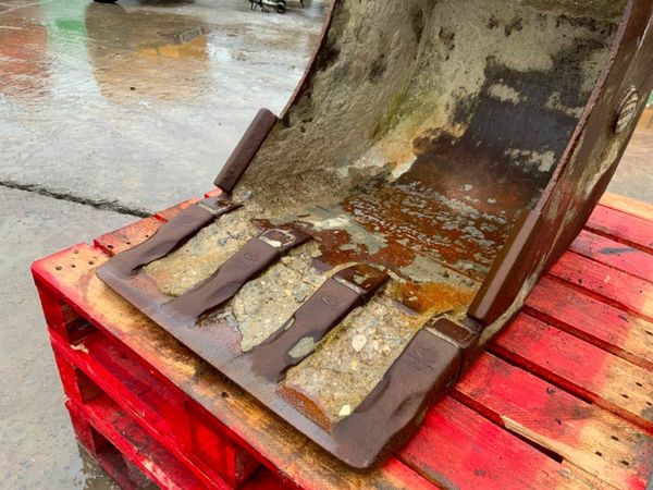 24" STRICKLAND BUCKET.........50mm PINS........003 377211642