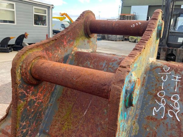 30" HILL DIGGING BUCKET...65mm PINS.....#26. 377211665