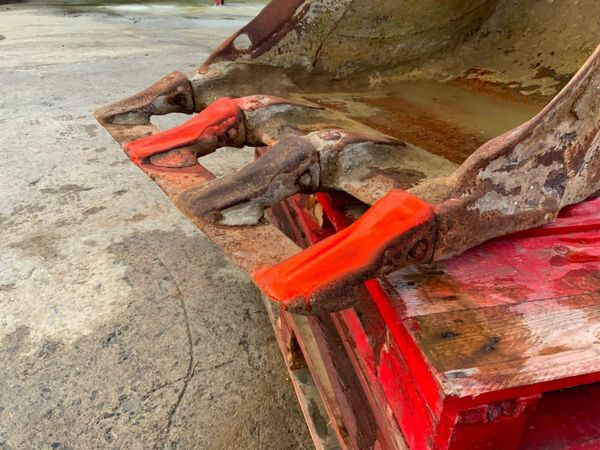 30" HILL DIGGING BUCKET...65mm PINS.....#26. 377211672