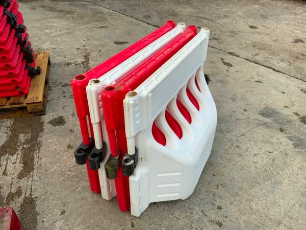 STACKING PEDESTRIAN SAFETY BARRIERS.....71. 377211608