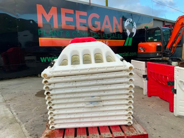 STACKING PEDESTRIAN SAFETY BARRIERS.....71. 377211610