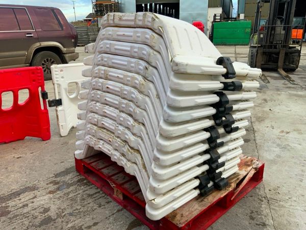 STACKING PEDESTRIAN SAFETY BARRIERS.....71. 377211611