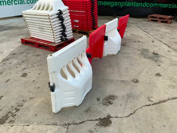 STACKING PEDESTRIAN SAFETY BARRIERS.....71. 377211614