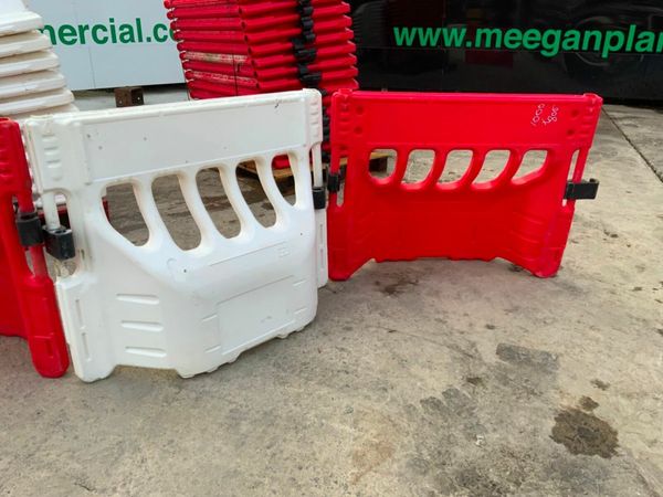 STACKING PEDESTRIAN SAFETY BARRIERS.....71. 377211617