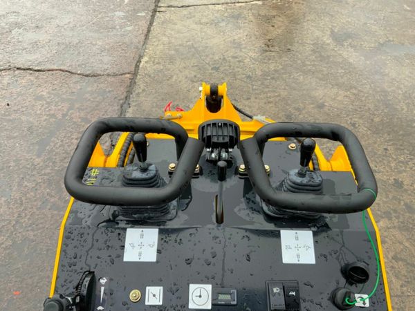 COMPACT SKID STEER TRACKED LOADER.....1101K 377212291