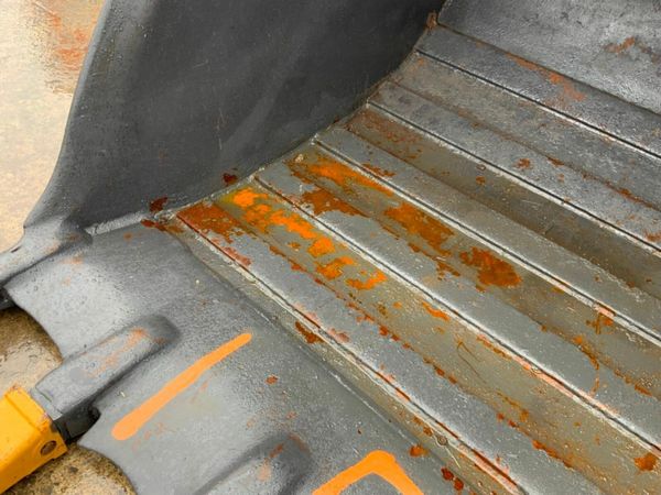 72"  DIGGING BUCKET.........90mm PINS.....1520. 377212376