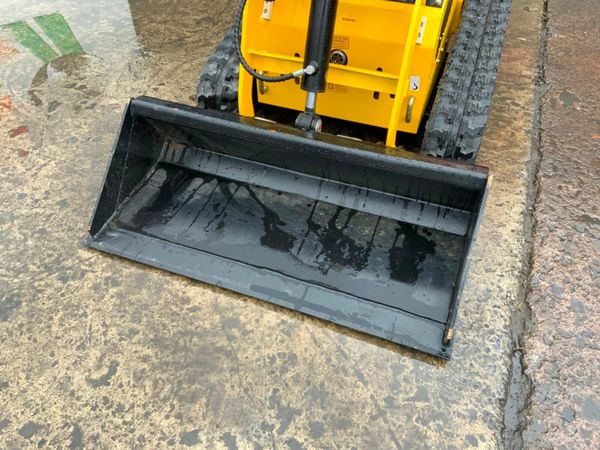 COMPACT SKID STEER TRACKED LOADER.....1101K 377212301