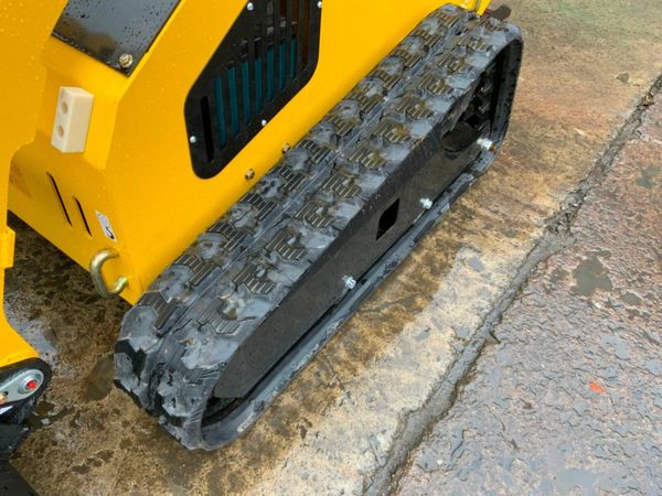 COMPACT SKID STEER TRACKED LOADER.....1101K 377212303