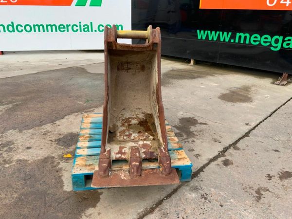 24" VOLVO SCOOP TYPE BUCKET.....80mm PINS...562 377212475