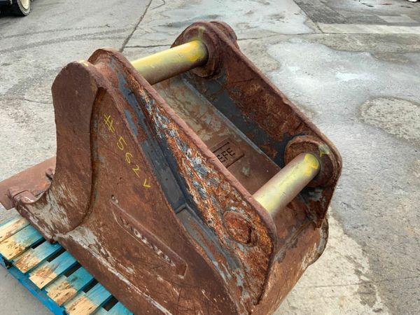 24" VOLVO SCOOP TYPE BUCKET.....80mm PINS...562 377212480