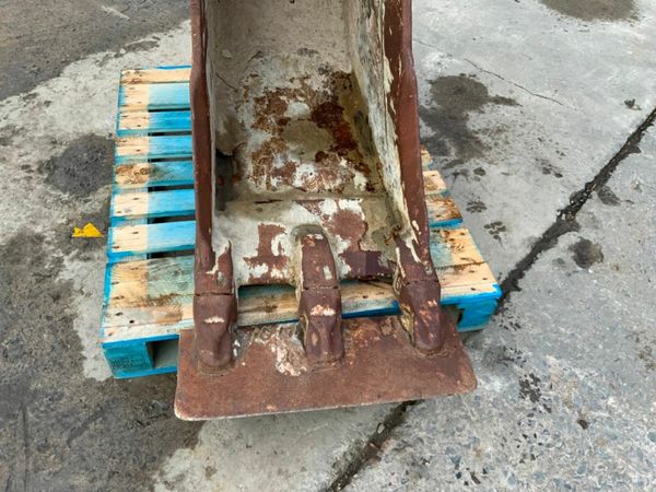 24" VOLVO SCOOP TYPE BUCKET.....80mm PINS...562 377212485