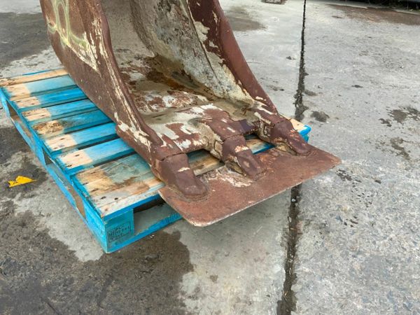 24" VOLVO SCOOP TYPE BUCKET.....80mm PINS...562 377212486