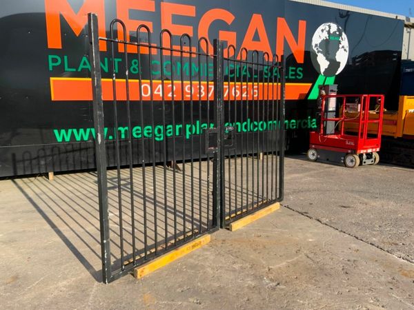 1950mm x 1400mm x 2 ENTRANCE GATES.........1950. 377212782