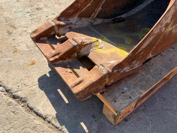 24" JCB DIGGING BUCKET....80mm PINS.......1537t. 377212727