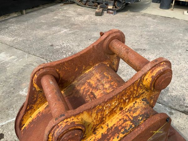 24"  LEMAC DIGGING BUCKET...70mm PINS.......1495A. 377213165