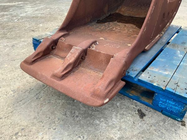 24"  LEMAC DIGGING BUCKET...70mm PINS.......1495A. 377213174