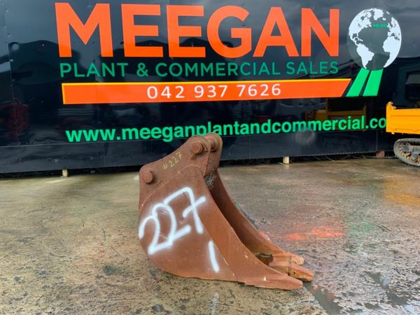 18" DIGGING BUCKET..........65mm PINS............. 377213773