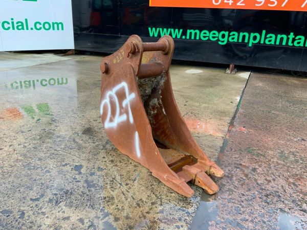 18" DIGGING BUCKET..........65mm PINS............. 377213778