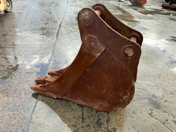 18" DIGGING BUCKET..........65mm PINS............. 377213781