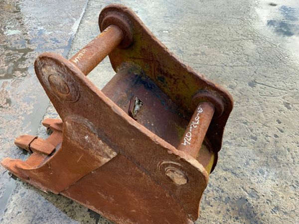 18" DIGGING BUCKET..........65mm PINS............. 377213782