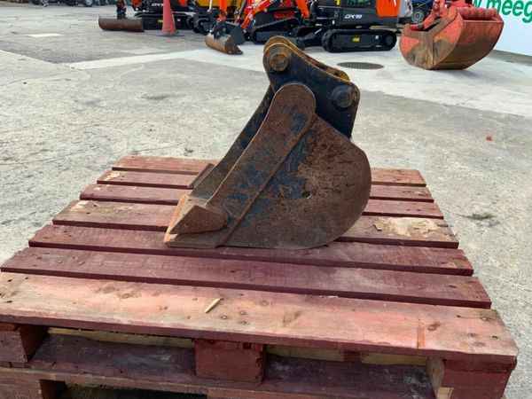 12" MINI DIGGER  BUCKET..........40mm PINS ...219. 377213851