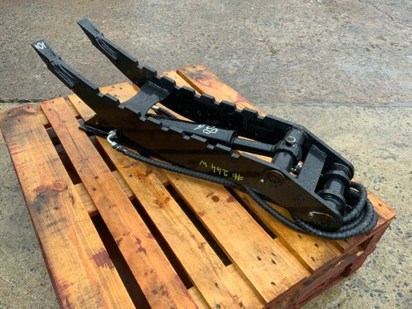 UNUSED HYDRAULIC THUMB GRAB.....5/8t....244w. 377213820