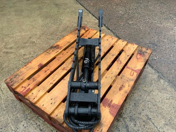 UNUSED HYDRAULIC THUMB GRAB.....5/8t....244w. 377213822