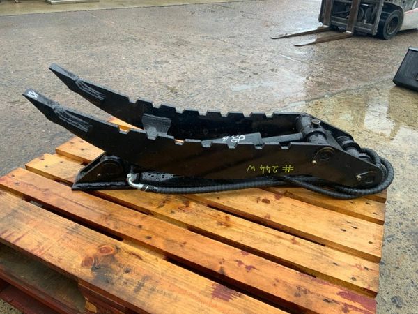 UNUSED HYDRAULIC THUMB GRAB.....5/8t....244w. 377213823