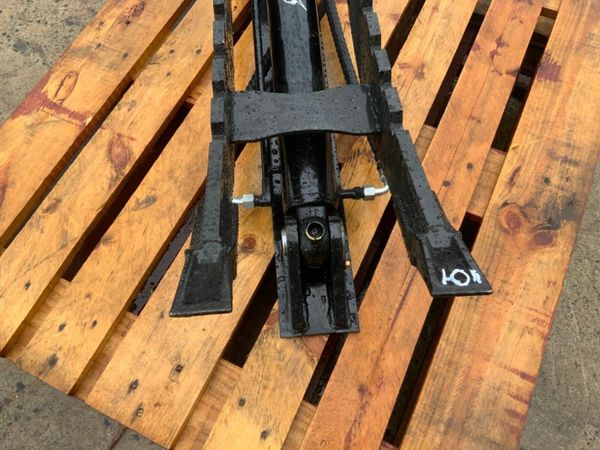 UNUSED HYDRAULIC THUMB GRAB.....5/8t....244w. 377213826