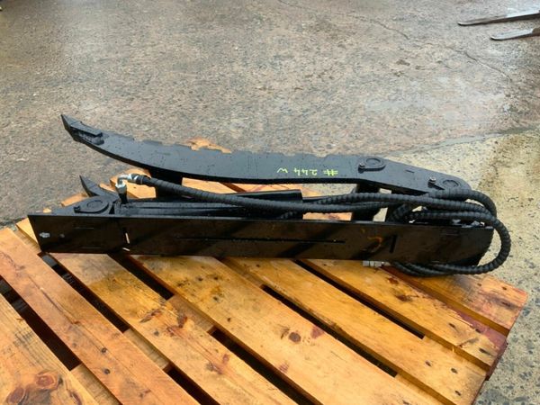 UNUSED HYDRAULIC THUMB GRAB.....5/8t....244w. 377213828