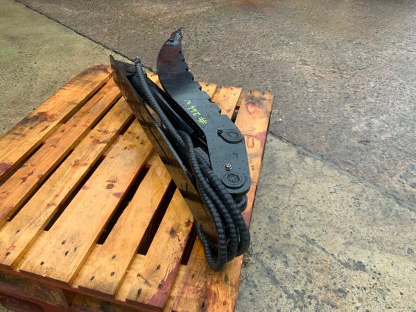 UNUSED HYDRAULIC THUMB GRAB.....5/8t....244w. 377213831