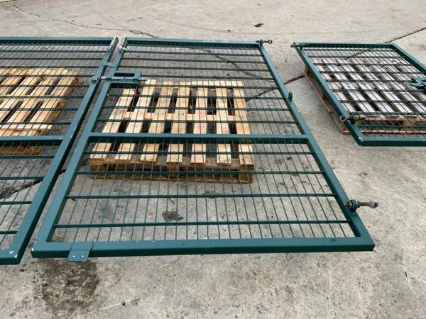 DOUBLE WIRE ENTRANCE GATES / FENCING.....160. 377214052