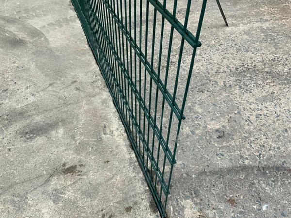 DOUBLE WIRE ENTRANCE GATES / FENCING.....160. 377214065