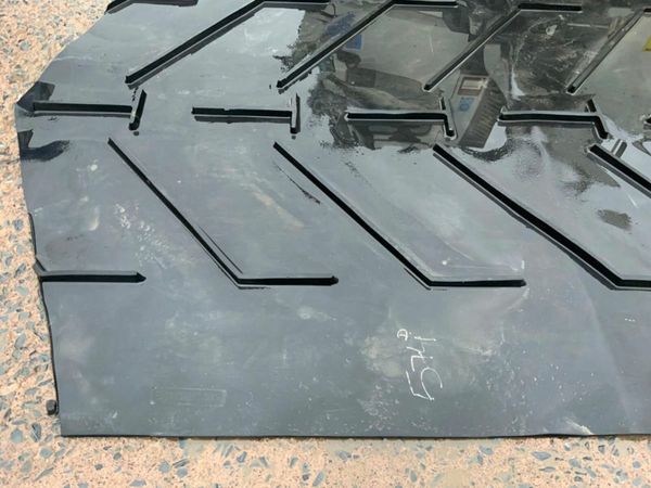 55"  X 12mm CHEVRON RUBBER MATTING.......574. 377214140