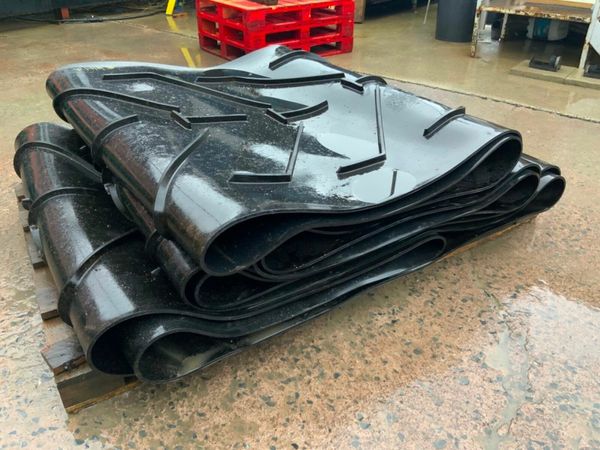 55"  X 12mm CHEVRON RUBBER MATTING.......574. 377214133