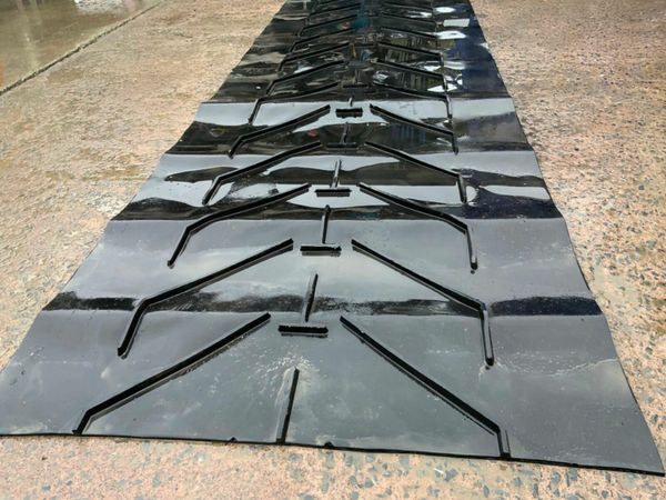 55"  X 12mm CHEVRON RUBBER MATTING.......574. 377214134