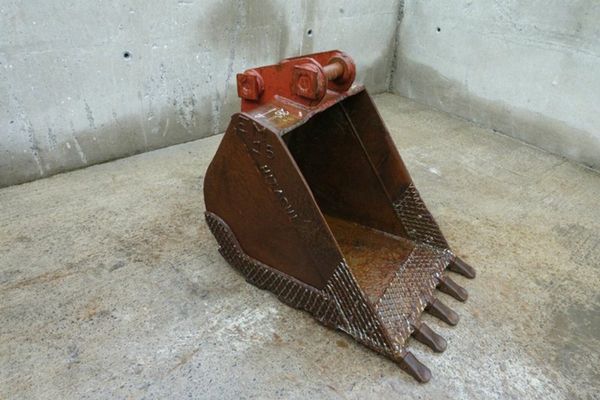 ** 26" TOOTHED DIGGING BUCKET.....55mm PINS ** 377214358