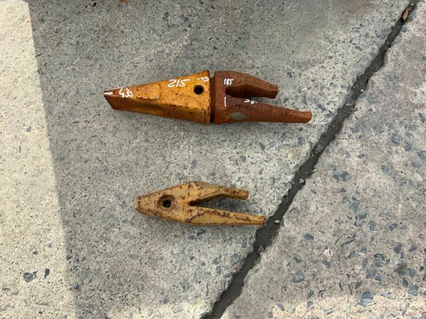 CAT TYPE BUCKET TEETH ADAPTORS / TIPS. 377214390