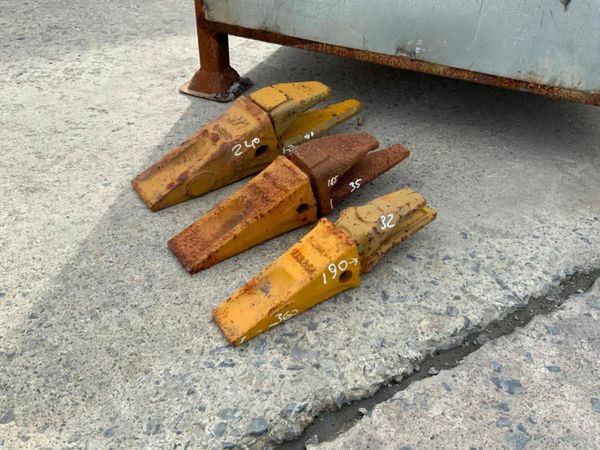 CAT TYPE BUCKET TEETH ADAPTORS / TIPS. 377214391