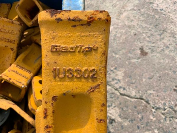 CAT TYPE BUCKET TEETH ADAPTORS / TIPS. 377214393